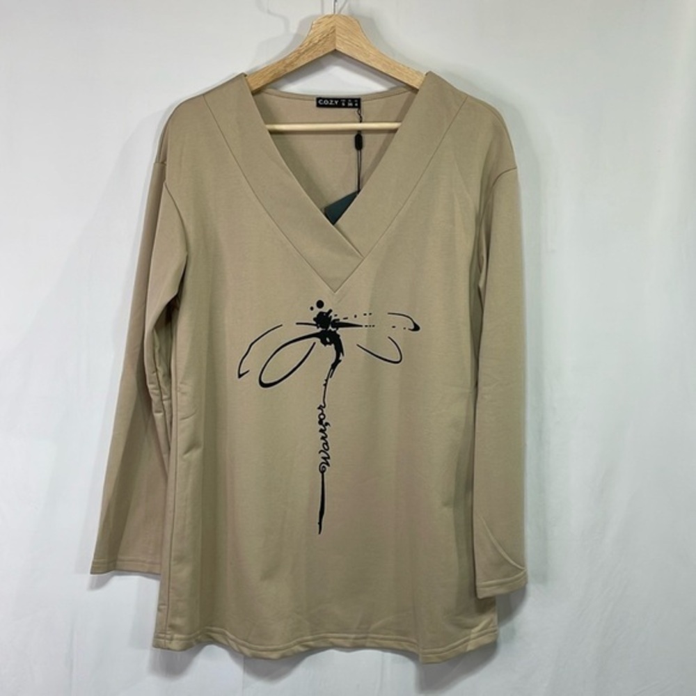 🪥 nwt C.O.Z.Y Tan cotton knit V-neck sweatshirt with flower graphic